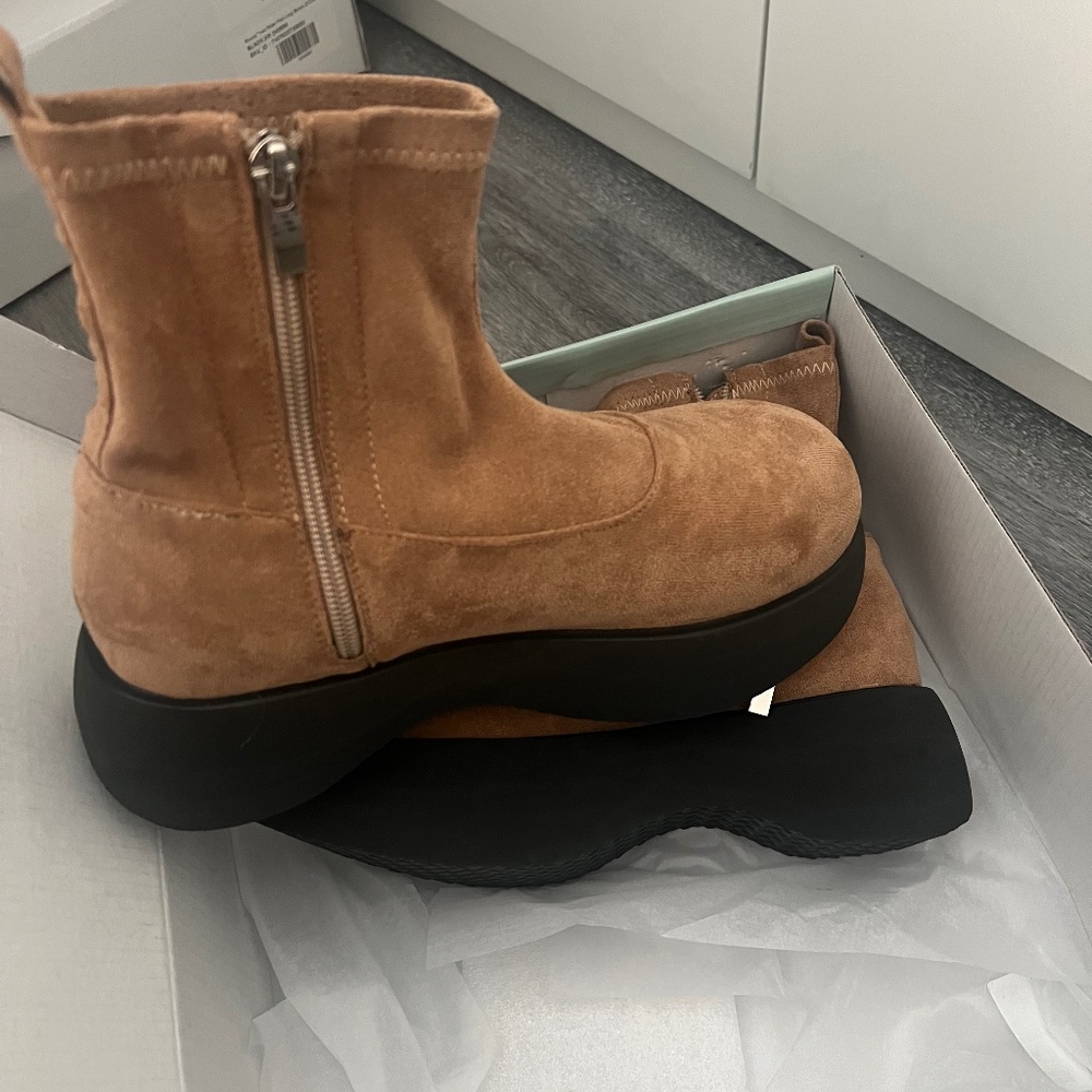 Round Toe Suede Ankle boot